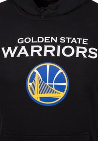 Sudadera negra con capucha que presenta el texto "GOLDEN STATE WARRIORS" en blanco. Logo centrado con un diseño de baloncesto azul y amarillo y un puente. Tejido de algodón.
