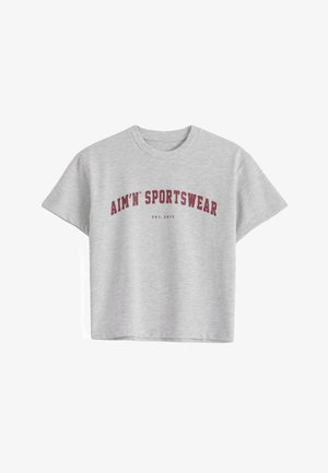 Lys grå kortermet croppet t-skjorte med burgunder tekst "AIM'N SPORTSWEAR" buet over brystet og "EST. 2013" under.