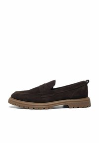Braune Wildleder Slipper mit einem breiten Riemen über dem Spann, ausgestattet mit einer strukturierten Gummisohle und einer Schlaufe an der Ferse für einfaches Anziehen.