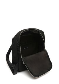 Svart ryggsäck med helt öppen huvudfack, innerficka med dragkedja, och delvis synliga axelremmar på en vit bakgrund.