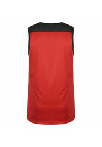 Jersey atlético sin mangas de color rojo con una textura suave, que cuenta con un panel de malla negra en los hombros y un diseño de espalda sólida.