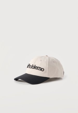 Casquette de baseball beige et noire avec une visière incurvée et "NoProblemo" brodé en noir sur le panneau avant, présentée sur un fond blanc uni.