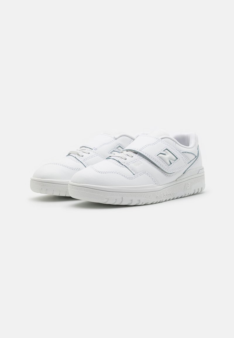 Sneakers bianchi realizzati in materiale sintetico, caratterizzati da una texture liscia, chiusura con lacci e un accento azzurro chiaro sul logo laterale.
