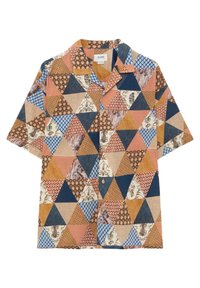Camisa de manga corta con un diseño de patchwork multicolor que presenta triángulos en tonos marrón, azul, crema y naranja, hecha de un tejido ligero.
