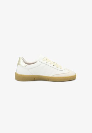 Sneaker basso bianco con suola beige e lacci, dettaglio sul tallone in oro metallizzato e cuciture, mostrato di profilo su sfondo bianco.