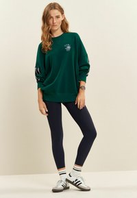 Next SIDE STRIPE GRAPHIC CREW NECK  - Melegítőfelső - green
