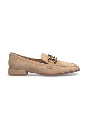 Mocassini in suede beige con tacco flat, caratterizzati da una punta quadrata e un accento decorativo in catena dorata sul davanti. Texture morbida.