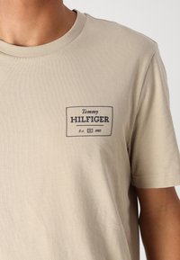 Tommy Hilfiger MONOTYPE LABEL TEE - Basic T-shirt - sandalwood