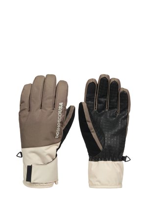 Paar braune und beige Winterhandschuhe mit schwarzem, strukturiertem Handflächen-Griff und DC Shoe Co USA-Logo auf der Rückseite eines Handschuhs.