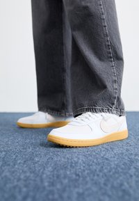 FIELD GENERAL 82 SP UNISEX - Sneaker low - white/varsity red/black