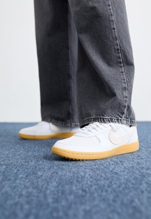 FIELD GENERAL 82 SP UNISEX - Trainers - white/varsity red/black