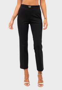 Zwarte op maat gemaakte broek met een gladde textuur, voorzien van een decoratieve gouden gesp op een geplooide tailleband. Rechte pijpen, veelzijdig ontwerp.