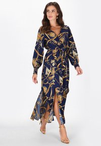 Marineblaue Maxikleid mit goldenen Ketten- und Löwenmustern, langen Ärmeln, Wickeldesign, hohen Schlitzen und einer Taillenbindung. Glatter Stoff.