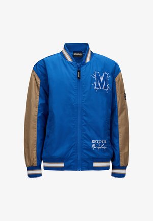 Giubbotto bomber blu con maniche marroni, polsini e orlo a costine. Presenta un logo "M" ricamato e il testo "RETOUR x Memphis" in bianco.