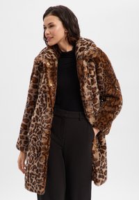 Płaszcz z ekologicznego futra w panterkę, z szerokim kołnierzem, złotymi guzikami i bocznymi kieszeniami, w odcieniach brązu i beżu, o miękkiej fakturze.