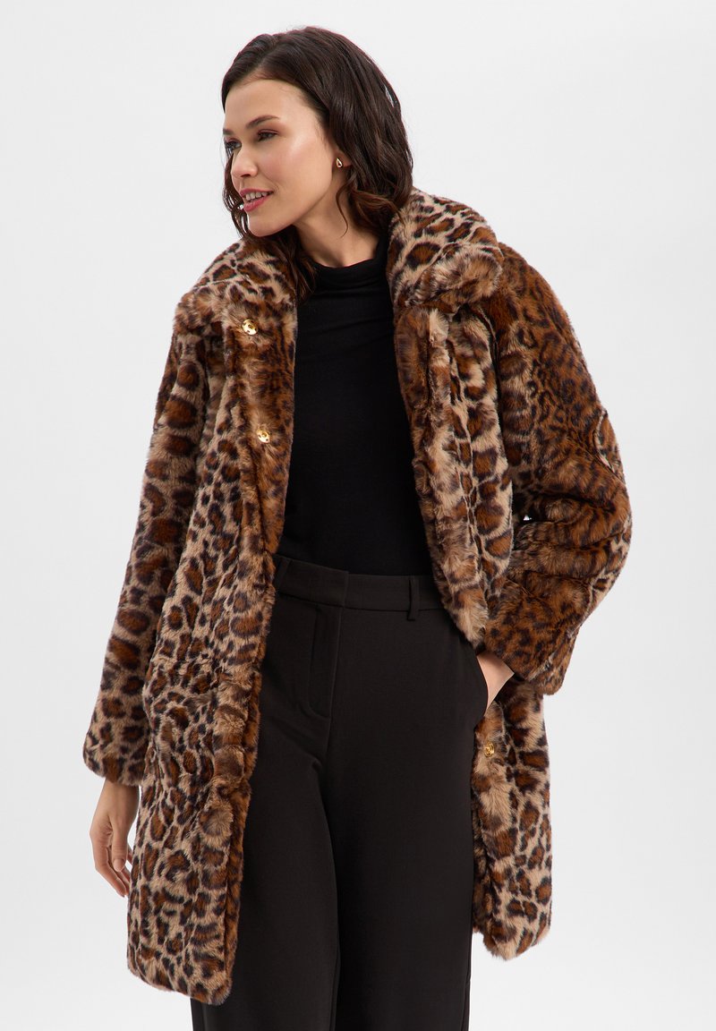 Płaszcz z ekologicznego futra w panterkę, z szerokim kołnierzem, złotymi guzikami i bocznymi kieszeniami, w odcieniach brązu i beżu, o miękkiej fakturze.