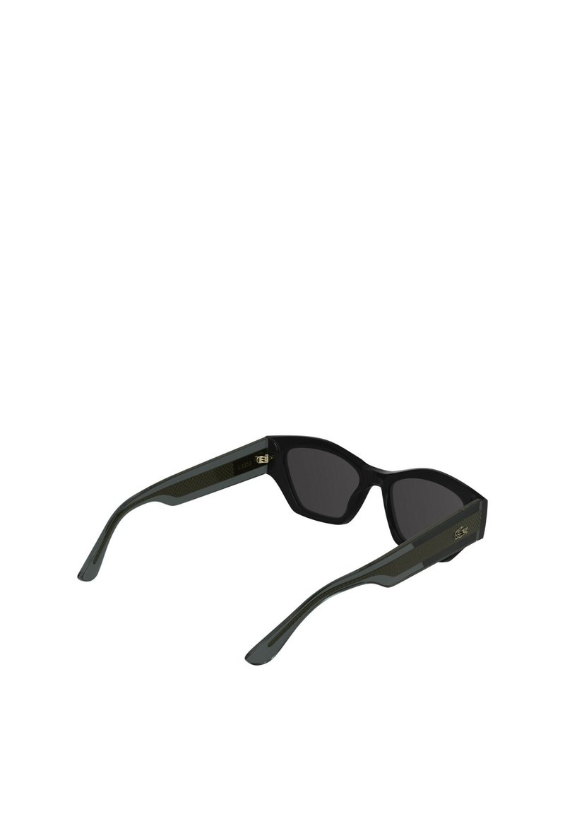 Lunettes de soleil en plastique noir avec verres rectangulaires, détails verts et branches texturées. Présentent un logo discret sur une des branches.