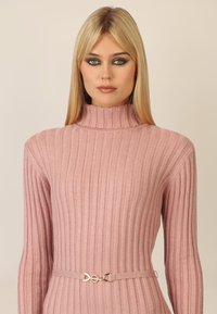 Geribbelde gebreide trui in zacht roze, met een hoge hals, lange mouwen en een riem met een zilveren sluitingdetails op de taille.