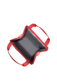 Červená taška z pevného materiálu, obdélníkového tvaru, se dvěma textilními uchy. Vnitřek je podšitý hladkým černým materiálem. Design s otevřeným vrchem.