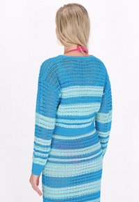 Szőtt pulóverruha csíkos mintával, különböző kék és világoszöld árnyalatokban, fitted derékkal és hosszú ujjakkal.