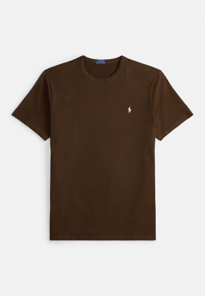Bruin katoenen t-shirt met een ronde hals, korte mouwen en een klein wit logo geborduurd op de borst. Eenvoudig ontwerp in effen kleur.