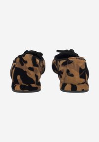 Camo Slipper-Schuhe aus braunem und schwarzem Wildleder mit glatter Textur und unterschiedlichen Mustern. Sie verfügen über einen weichen Kragen und eine flache Gummisohle.