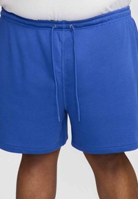 Pantaloni corti in cotone blu con vita elastica e cordoncino, texture liscia e cuciture laterali, che si fermano sopra il ginocchio.