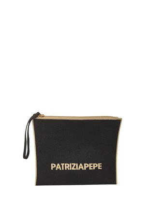 Clutch rettangolare nero con rifiniture beige e cerniera, cinturino da polso e logo "PATRIZIAPEPE" centrato sul davanti.