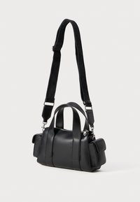Borsa a mano in pelle nera con un design strutturato, caratterizzata da doppi manici superiori, una tracolla rimovibile e una piccola tasca laterale. Accenti in metallo argentato.