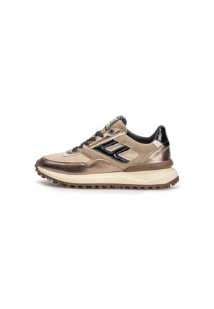 Lage sneaker in beige en metallic brons met zwarte accenten, dikke witte zool, getextureerde bruine buitenzool en zwarte veters.