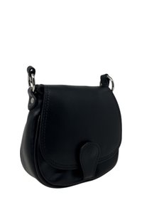 Borsa a tracolla nera in pelle con forma arrotondata, chiusura a patta e dettagli in metallo argentato. Texture liscia con cuciture ben visibili.