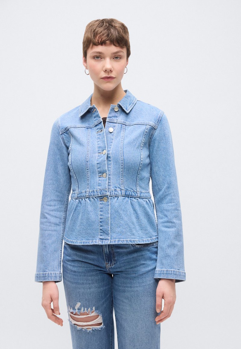 Ανοιχτό μπλε τζιν μπουφάν με εφαρμοστή μέση, κλείσιμο με κουμπιά, γιακά και μακριά μανίκια. Διαθέτει μπροστινές τσέπες και εμφανείς ραφές.