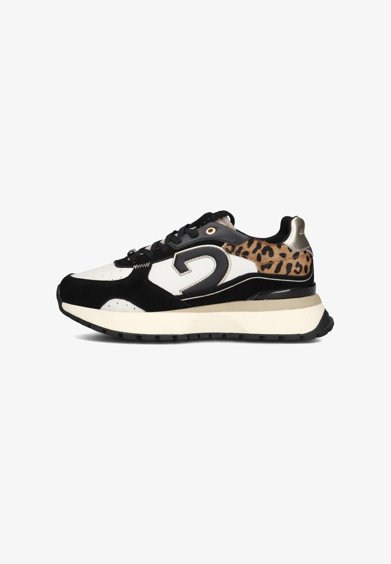 Zwart-witte sneaker met een luipaardprint accent, van suede en leren materialen, een gewatteerde kraag en een gestructureerde zwarte rubberen zool.