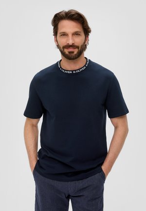 Donkerblauwe t-shirt met korte mouwen, gemaakt van zachte stof, met een ronde halslijn en zwart-witte merketiketten.