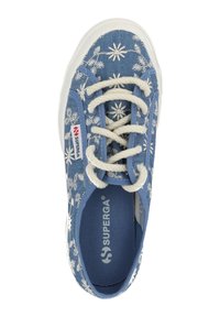 Sneaker in tela blu con ricami floreali bianchi, punta rotonda, lacci beige e suola in gomma bianca. Presenta un logo sul lato.
