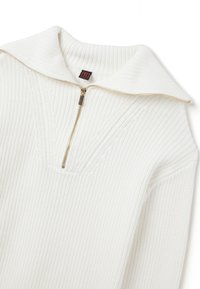 Witte gebreide pullover met een brede kraag en ritssluiting, met een gestructureerd patroon en gouden ritsdetail.