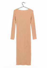 Abito lungo a coste di colore beige chiaro, con maniche lunghe e scollo rotondo. Il materiale sembra morbido con una silhouette aderente.