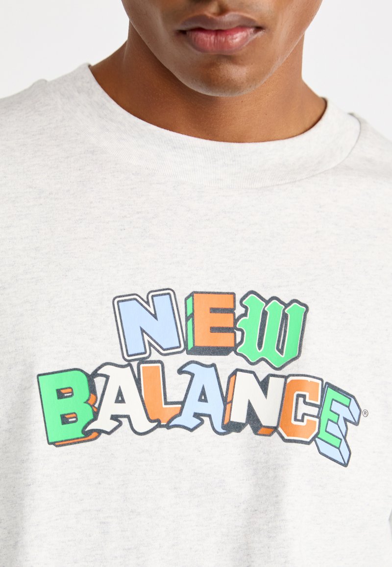 Grijze katoen sweatshirt met een kleurrijke "NEW BALANCE" grafiek in vetgedrukte, blokletters. Ronde halslijn en ribgebreide manchetten.