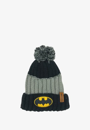 Gorro de punto con un diseño a rayas en azul oscuro y gris claro, rematado con un pompón y un logo de Batman amarillo en una banda negra.