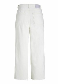 Pantaloni in denim bianco a gamba larga con orlo sfilacciato, dotati di due tasche posteriori e di una vita semplice con un piccolo etichetta sul retro.