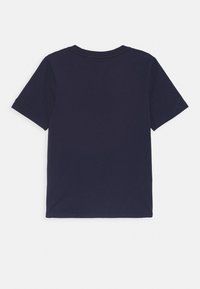 Camiseta de algodón azul marino con mangas cortas y cuello redondo. Presenta un diseño liso y una textura suave, sin logotipos ni patrones visibles.
