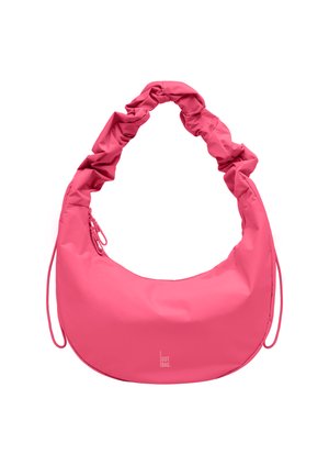 Roze schoudertas in halvemaanvorm met geplooide riem en klein logo gedrukt vlakbij het onderste midden.