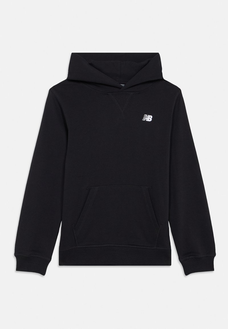 Melns kapucis džemperis, kas izgatavots no mīksta auduma, ar priekšējo kabatu, V veida kakla izgriezumu, ribotām piedurknēm un balto logo augšējā kreisajā pusē.