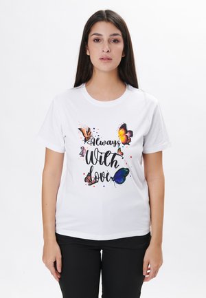 Camiseta blanca de algodón con gráficos coloridos de mariposas y el texto "Siempre Con Amor" en negro. Manga corta y un corte relajado.
