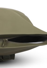 Khaki vízhatlan táska sima felülettel, cipzáras záródással és struktúrált, szögletes dizájnnal. Belső része fekete.