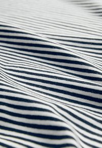 Baumwollstoff mit horizontalen Streifen in Marineblau und Weiß, mit glatter Textur und subtilen Falten.
