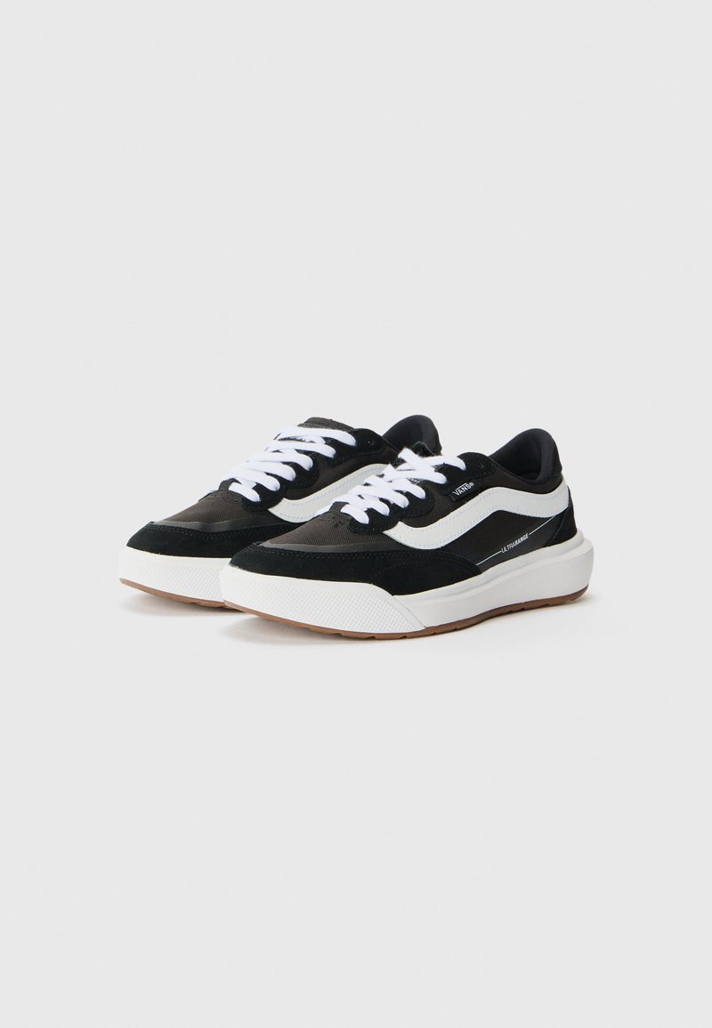Schwarz-weiße Low-Top-Sneaker aus Wildleder und Mesh-Materialien, mit weißen Schnürsenkeln, einer Gummisohle und einem schlanken Design.