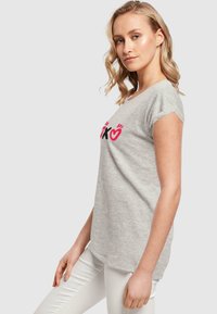 Merchcode VALENTINES DAY - XOXO EXTENDED SHOULDER  - T-shirts med print - heather grey
