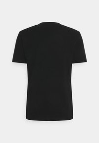 Černé bavlněné tričko s krátkými rukávy, klasickým kulatým výstřihem a hladkou texturou. Minimalistický design bez viditelných vzorů nebo doplňků.