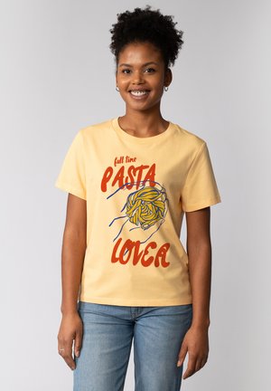 Geel katoenen T-shirt met een pastagrafiek in blauwe en rode tekst die "full time PASTA LOVER" leest, korte mouwen en een ronde hals.